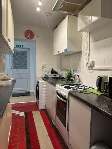 Others 3, Cosy Smart/Small Double Room in Keedonwood Road Bromley, London