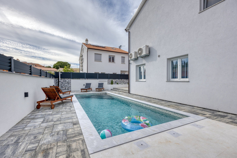 Sport & Beauty 5, Peaceful Blooming Villa With Pool, Rovinj