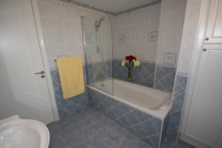 Bathroom, Bay Villas