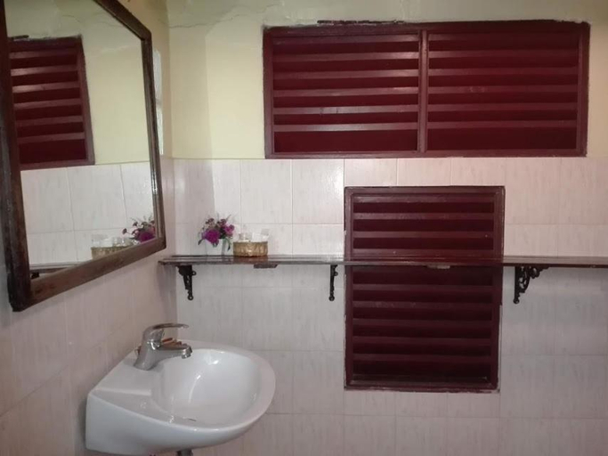 Bathroom 4, Luang Chumni Village, Phra Nakhon Si Ayutthaya