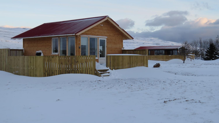 Hvammur 2 Bjarg with private hot tub, Kaldrananeshreppur