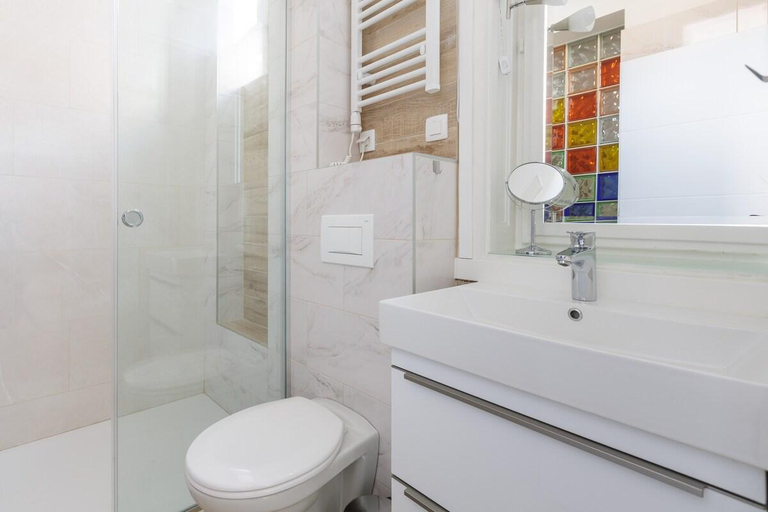 Bathroom 2, H - 3 minutes from main square, Cozy, Self check in, Zagreb