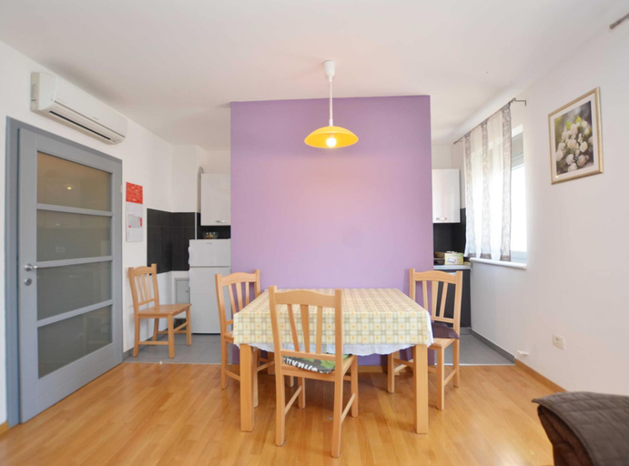 Others 5, Quiet and Compact Apartment With Balcony, Rovinj
