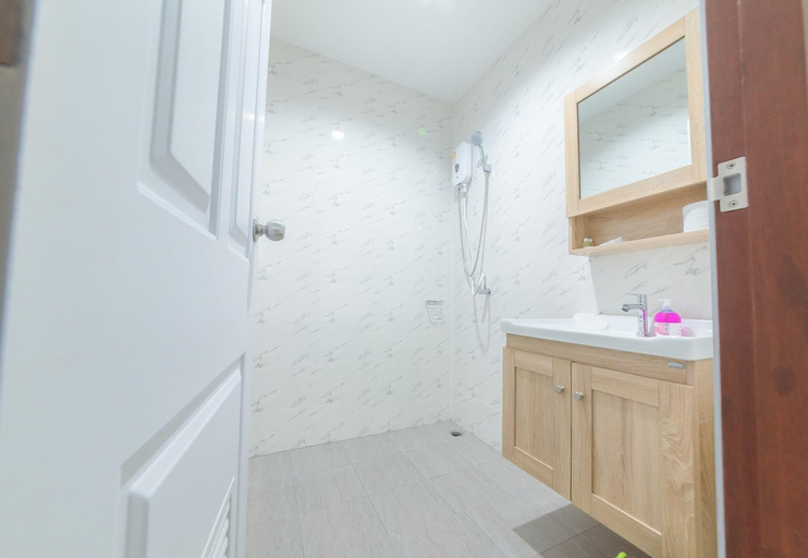 Bathroom, Phanomrung Hostel & Linn Chan Cafe , Chalermphrakiet
