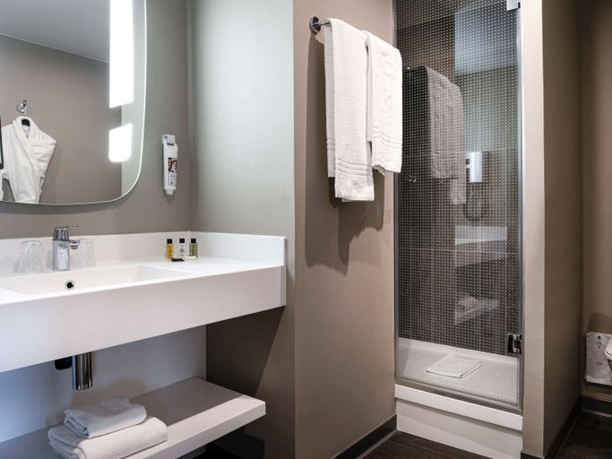 Bathroom 4, ibis Nanterre la Defense, Hauts-de-Seine