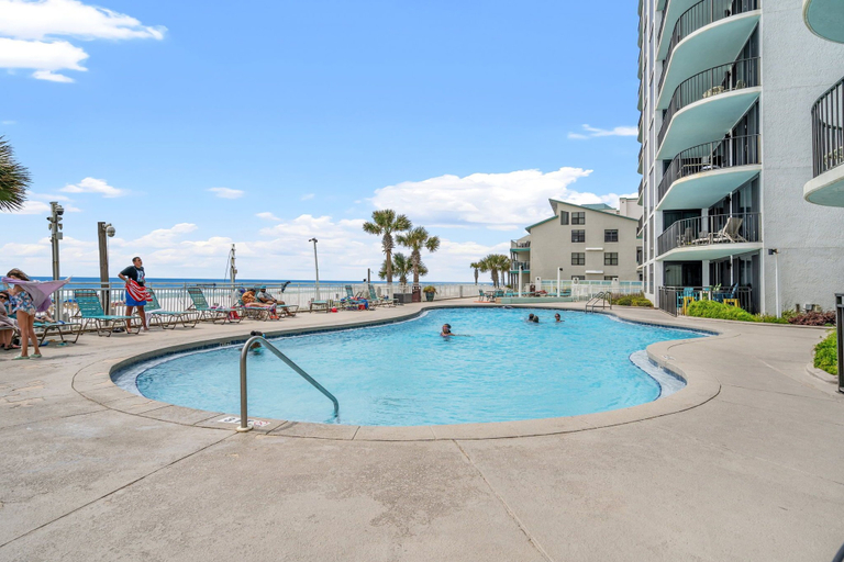 Sport & Beauty 4, Beachfront Bliss! 2BR 2BA Stunning Views! Sleeps 8! Beach Chair Service!, Bay