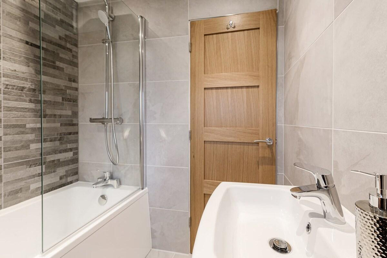 Bathroom 2, Tannery Place | 3 Bedrooms Parking Wi-Fi Garden, Lancashire
