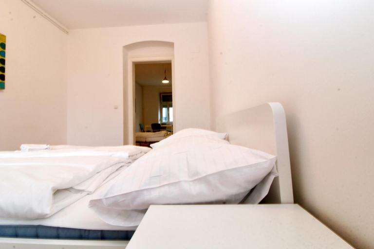 Graz Central APT sleeps 4, Graz
