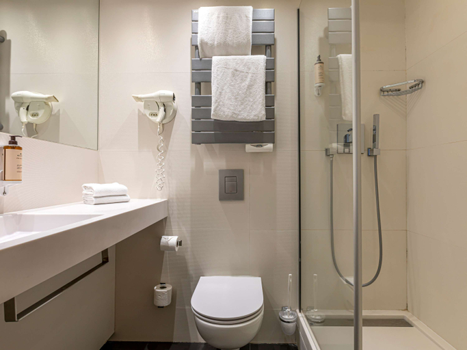 Bathroom 5, Mercure Paris Place d'Italie Hotel, Paris