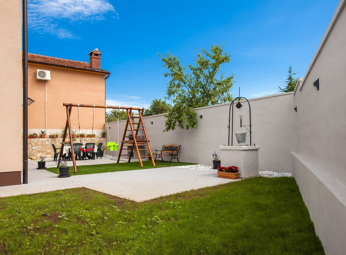 Exterior & Views, Idyllic Getaway Holiday Home With Pool, Svetvinčenat