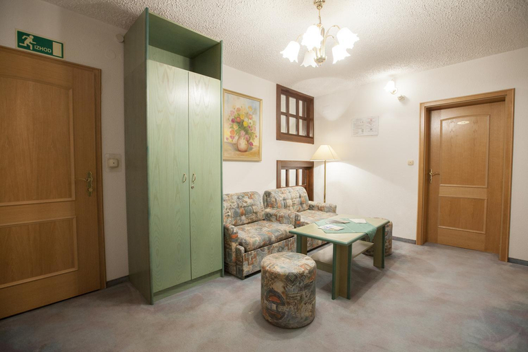 Others 2, Sobe Krona, Radovljica