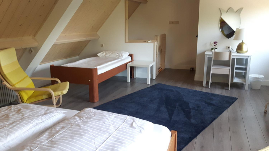 Others 4, B&B de Oude Hofstee, Strijen