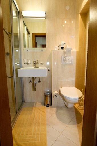 Bathroom 2, Fruhstuckspension Christina, Schwaz