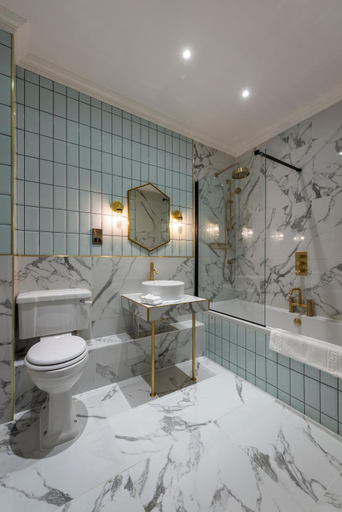 Bathroom 2, The George Hotel, Cambridgeshire