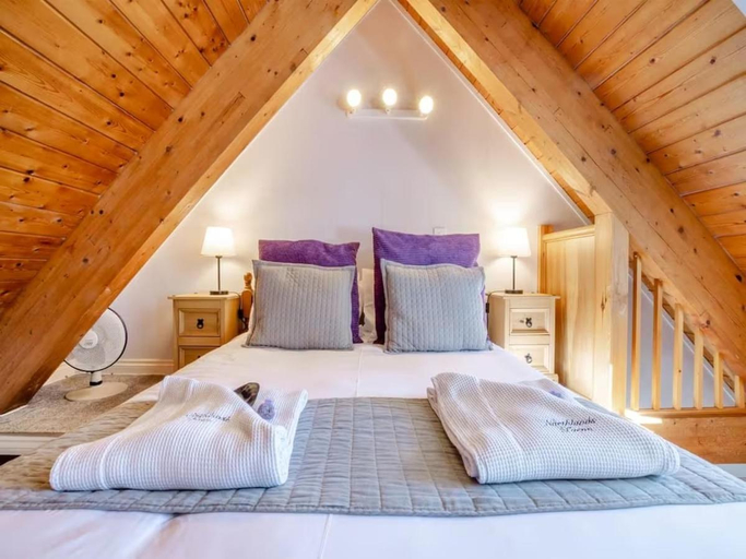Bedroom 2, Northlands Farm Superior Chalet 1, West Sussex