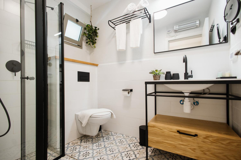 Bathroom 5, Kibbutz Gadot Guesthouse