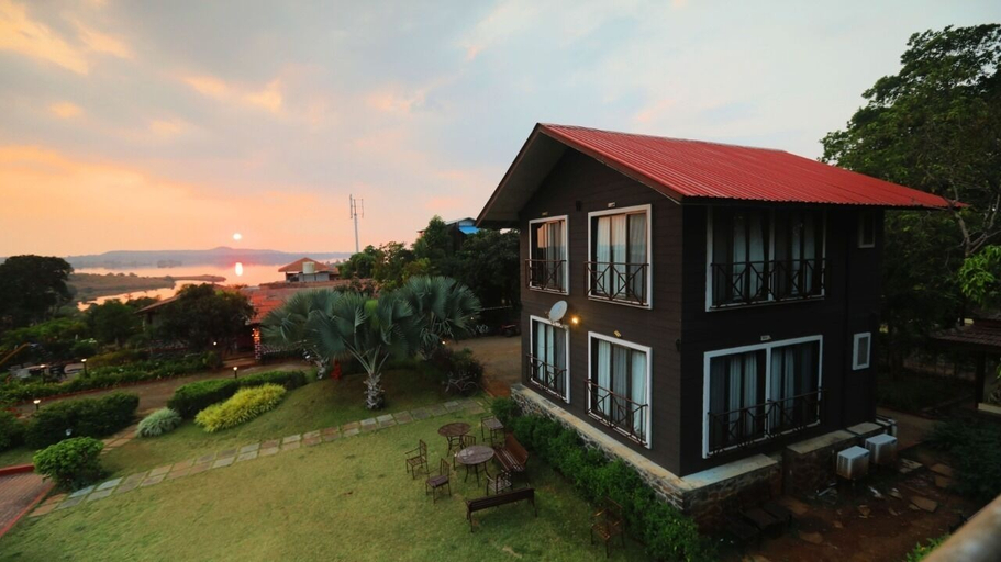 Exterior & Views