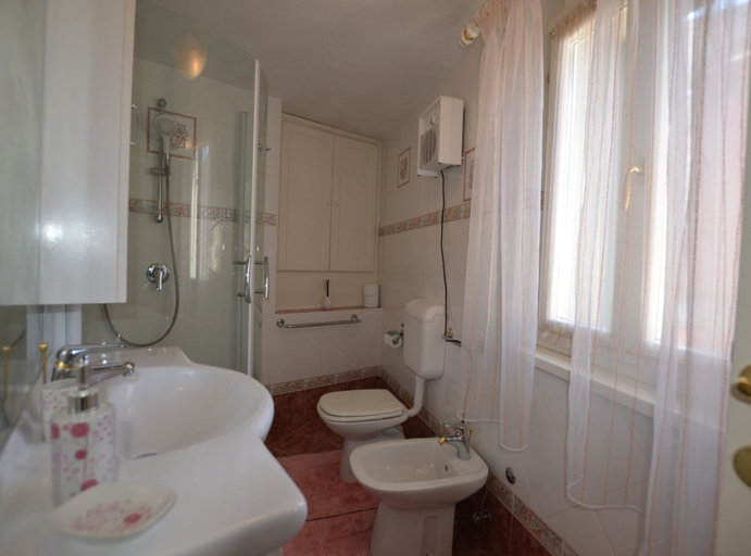 Bathroom 4, Sea View Downtown Rovinj Apartment, Rovinj