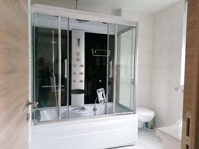 Bathroom 3, La Maison Heureuse, Hainaut