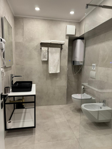 Bathroom 2, L’Hotel Tirana, Tirana