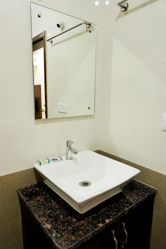 Bathroom 3, Gateway Inn Bangalore Airport, Bangalore Rural