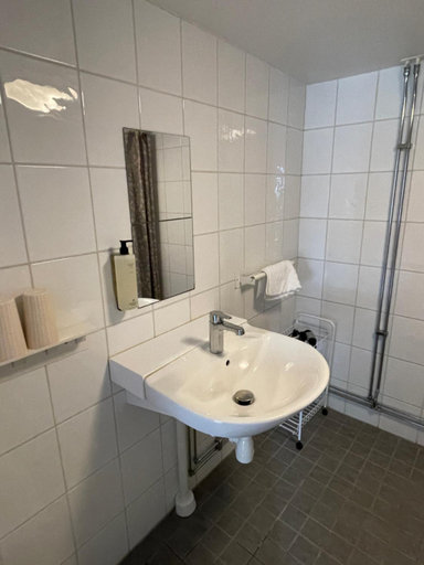 Bathroom 2, Peppinge Bed & Breakfast, Ystad