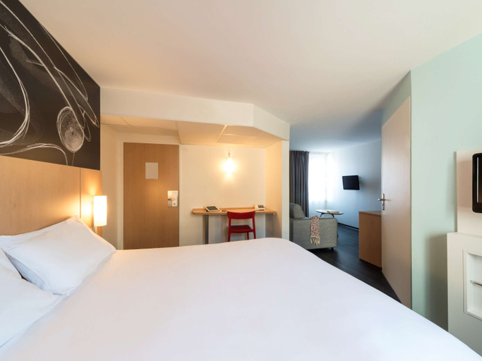 Bedroom 3, ibis La Rochelle Centre Historique, Charente-Maritime