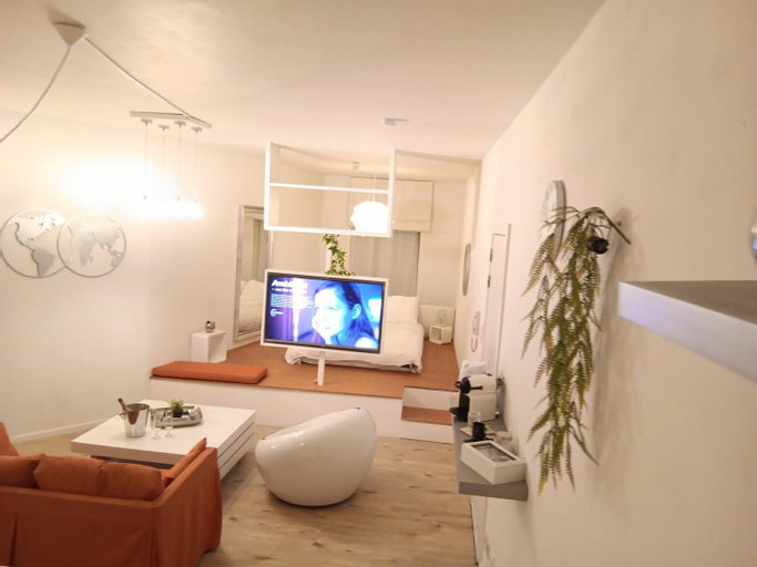 Others 5, The Luxury White Suite, Hainaut