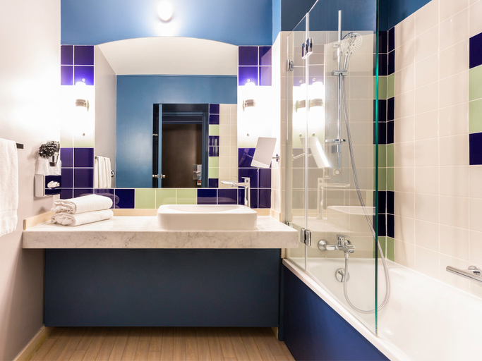 Bathroom 4, Hotel Mercure Bordeaux Centre Ville, Gironde