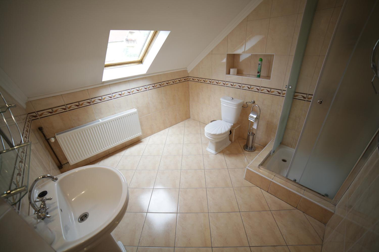 Bathroom 3, Eged Vendeghaz, Eger
