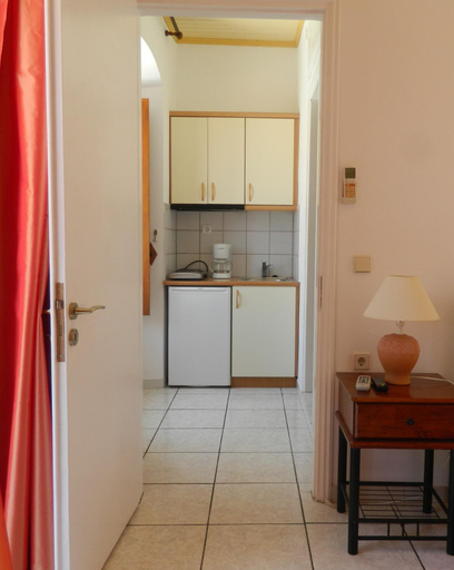 Others 4, Perakis Apartments, Attica