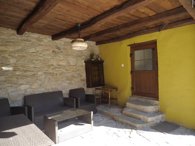 Others 4, Oma's Hutte, Garbova