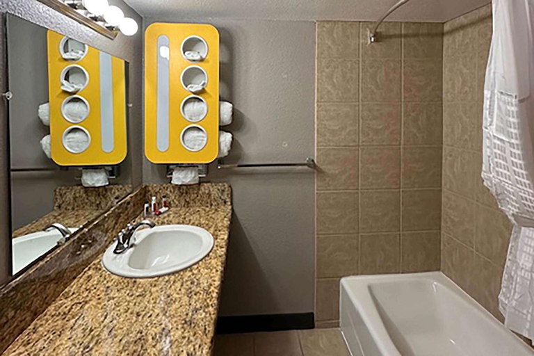 Bathroom 4, Grand Motor Inn, Hotel & Restaurant, Luna