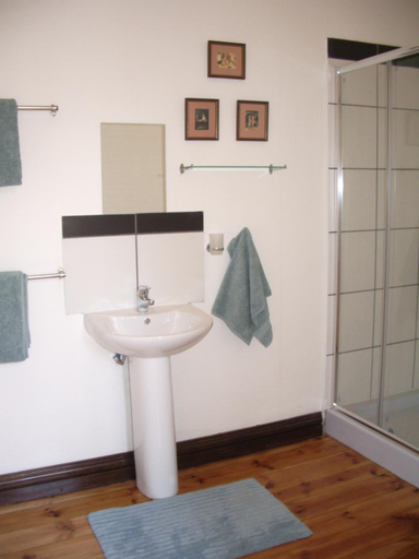 Bathroom 2, Dee's BnB, City of Tshwane