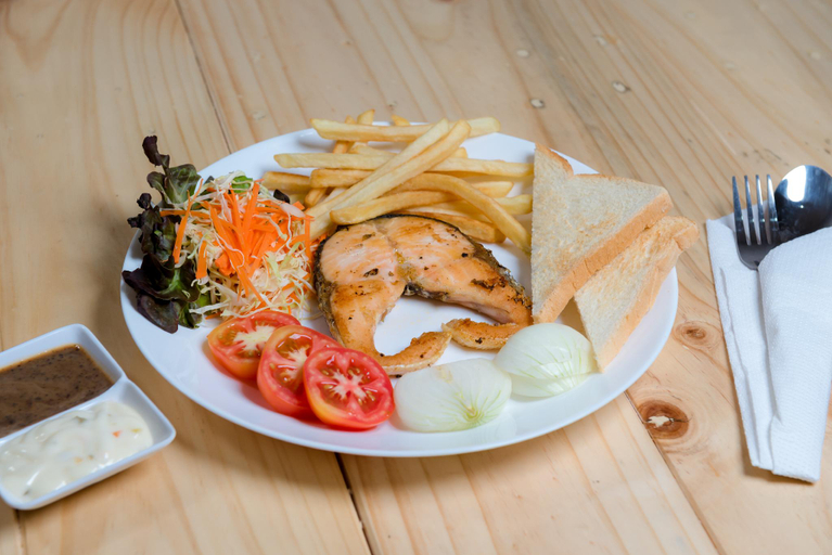 Food & Drinks 5, Phanomrung Hostel & Linn Chan Cafe , Chalermphrakiet