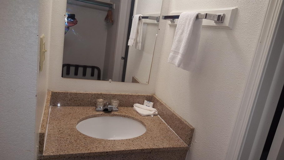 Bathroom 3, Red Carpet Inn, Gloucester