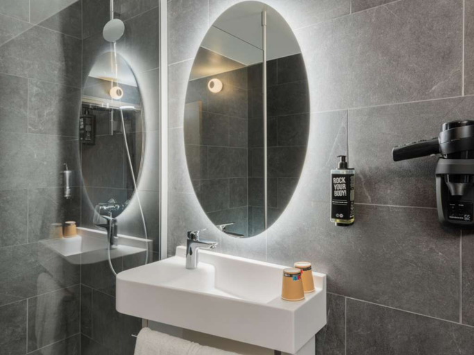 Bathroom 5, ibis Paris Coeur d'Orly Airport, Val-de-Marne