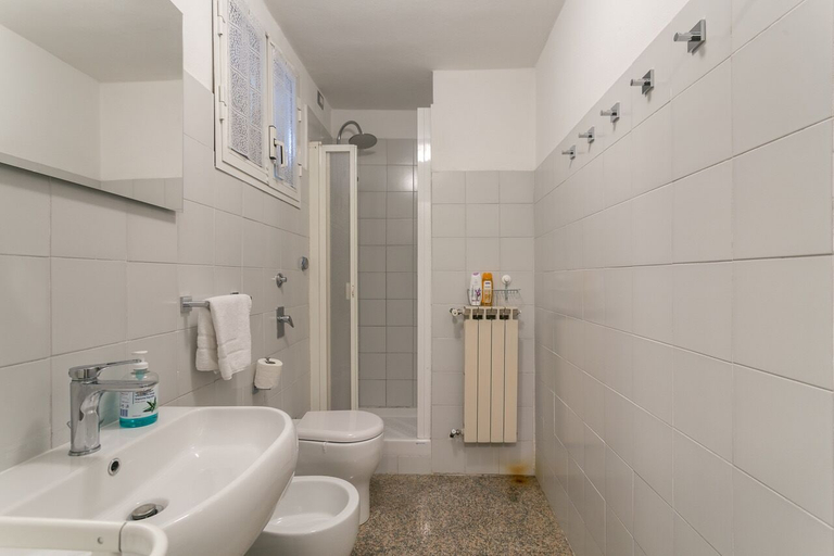 Bathroom 3, Spacious Studio in via Sammartini 33, Milano
