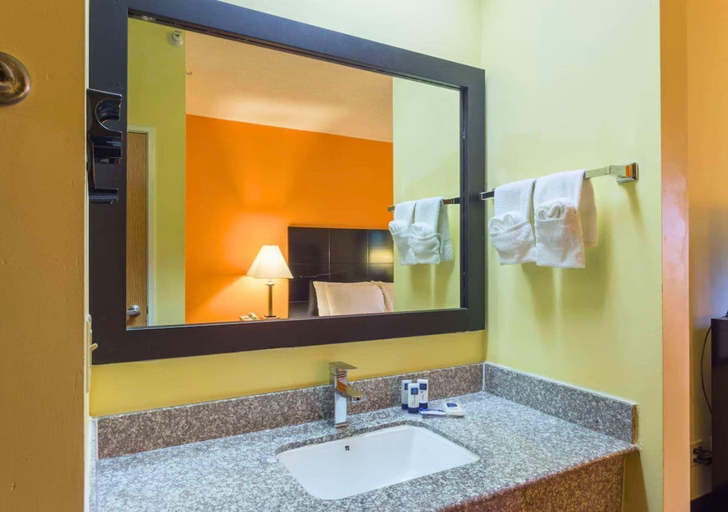 Bathroom 3, Rock Island Inn & Suites Streator IL, La Salle