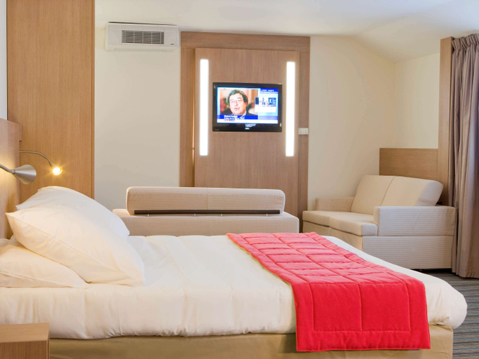 Bedroom 3, Mercure Quimper Centre Hotel, Finistère