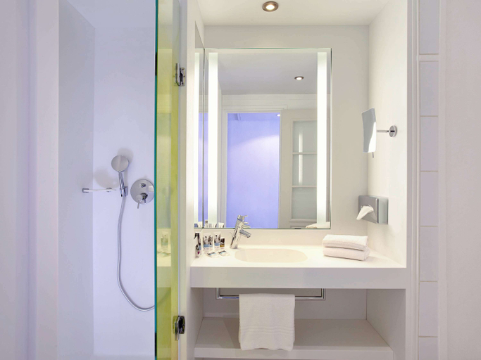 Bathroom 5, Hotel Mercure Rouen Centre Cathedrale, Seine-Maritime