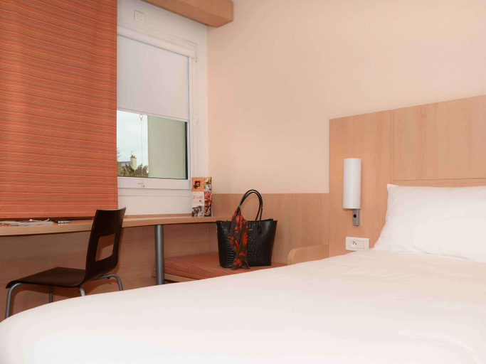 Bedroom 3, ibis Caen Centre, Calvados