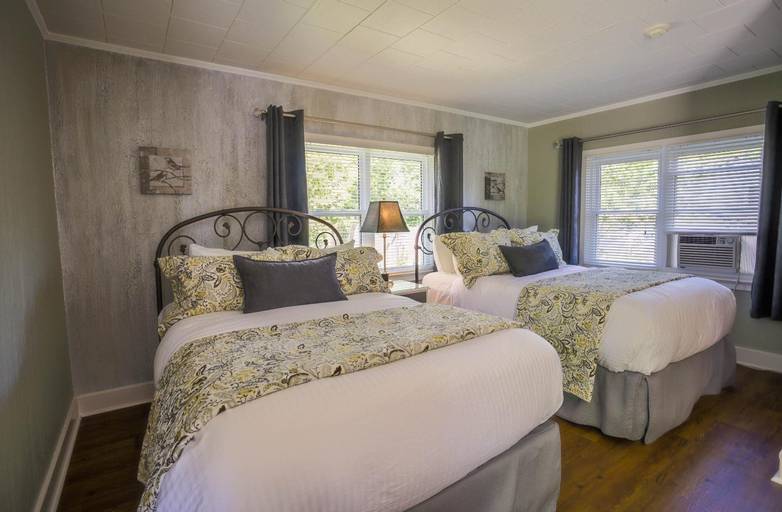 Bedroom 2, The Woodview Inn, Leeds and Grenville