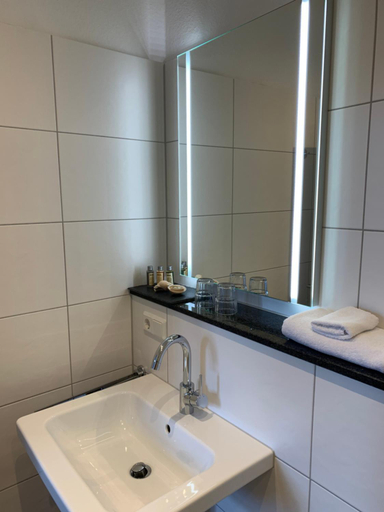 Bathroom 5, Georg Rass Gastehaus, Aurich