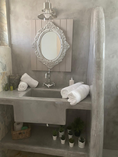 Bathroom 3, Aelia Houses, Attica