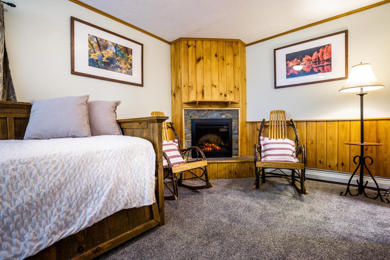 Bedroom 3, Garnet Hill Lodge, Warren