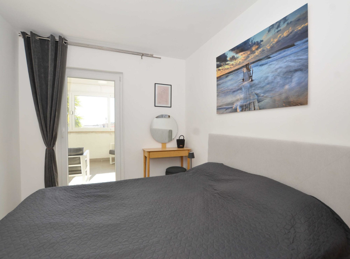 Bedroom 3, Tranquil and Bright Apartment With Loggia, Rovinj