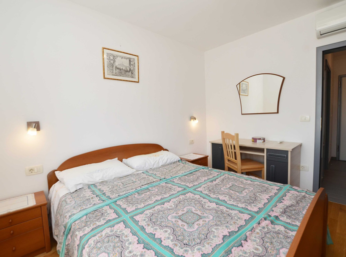 Bedroom 2, Quiet and Compact Apartment With Balcony, Rovinj