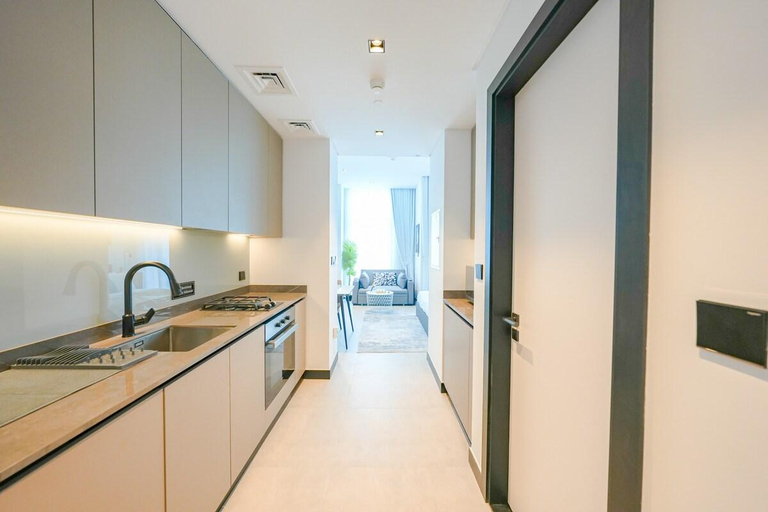 Others 5, Stylish Loft With Balcony Overlooking City Views, Dubai