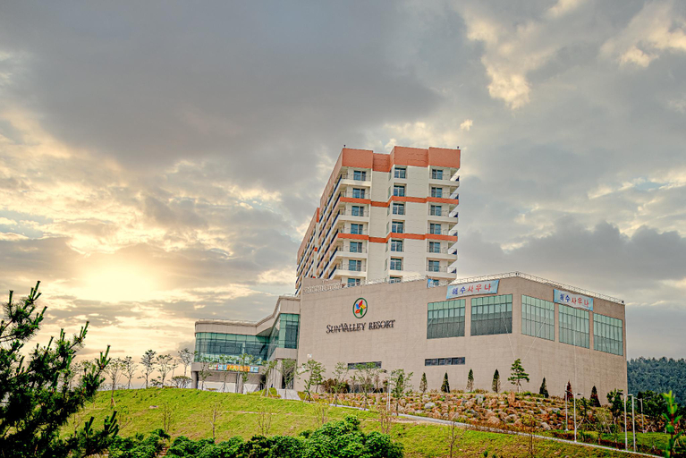 Exterior & Views